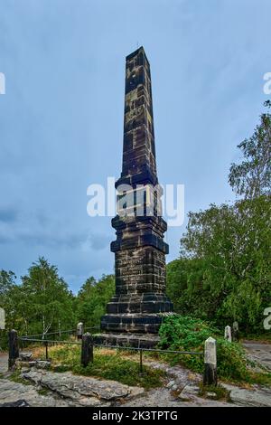 Sogenannter Wettin Obelisk auf dem Lilienstein-Berg zur Feier des 800.-jährigen Bestehens des Hauses Wettin im Jahr 1889, Sächsische Schweiz Deutschland. Stockfoto