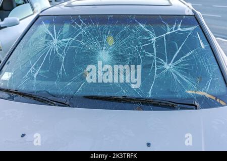 Zerbrochenes Glas Risse Windschutz Beschädigtes Fahrzeug Hail Storm Stockfoto