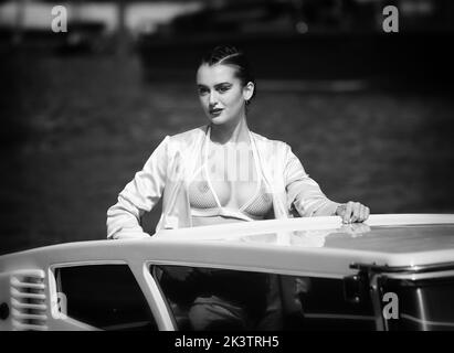 Venedig, Italien. 07. September 2022. Auswahl an Schwarz-Weiß-Aufnahmen vom Filmfestival in Venedig 79. Valentina Corvino Credit: Independent Photo Agency/Alamy Live News Stockfoto