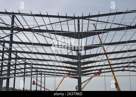 Neues Gebäude mit Stahlrahmen im Bau Stockfoto