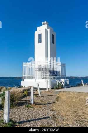 Der Leuchtturm in der Nähe des Wassers bei Brown's Point, Washington. Stockfoto