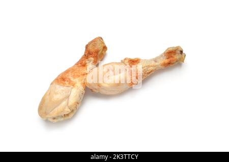 Zwei gekochte Hähnchendrumsticks isoliert auf weißem Hintergrund ausgeschnitten Stockfoto