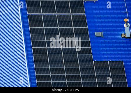 Luftbild von oben nach unten von Sonnenkollektoren PV-Module auf Flachdach Photovoltaik-Sonnenkollektoren absorbieren Sonnenlicht als Energiequelle, um Strom zu erzeugen Stockfoto