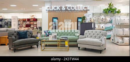 M&S-Kunde Click & Collect, Pick-up- und Retoureneinrichtung mit Möbeldisplays in Large Marks und Spencer, einem Einzelhandelsgeschäft in England, Großbritannien Stockfoto