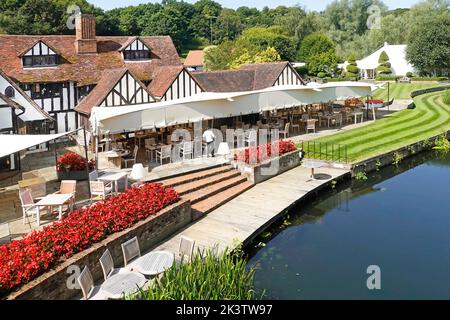 Idyllische Landschaft am Flussufer des Constable Country im Restaurant Talbooth der Milsom Group & Hochzeitslocation gepflegte Rasenflächen an der Essex-Seite des Flusses Stour England, Großbritannien Stockfoto