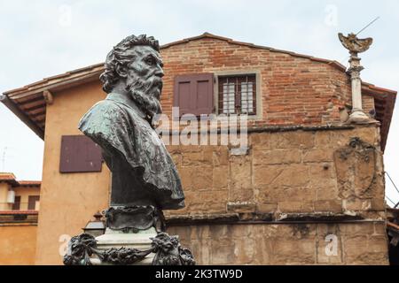 FLORENZ, ITALIEN - 13. SEPTEMBER 2018: Dies ist eine Büste von Benvenuto Cellini auf der Alten Brücke (Ponte Vecchio). Stockfoto