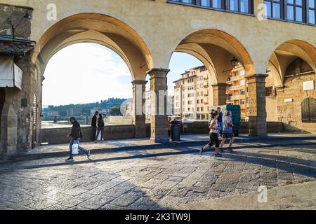 FLORENZ, ITALIEN - SEPTEMNER 18, 2018: Dies ist eine Lücke zwischen den Häusern auf der mittelalterlichen Alten Brücke (Ponte Vecchio) unter dem Vasari-Korridor auf einem Autu Stockfoto