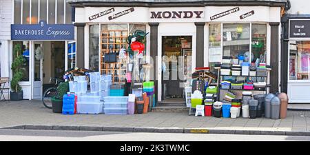 Vorderansicht des Shops traditioneller unabhängiger Eisenwarenladen mit Waren und Dienstleistungen zum Verkauf auf Gehsteig und in Fenstern Witham Essex England UK Stockfoto