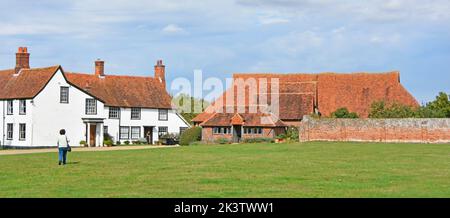 Historische Strukturen in geräumigen Cressing Temple Barns mittelalterliche Stätte L-R Grad ii unter dem Güteklasse Farm House Wheat Barn Building & Tudor Garden Wall Essex UK Stockfoto