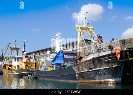 Ein Trawler wird im Hafen von Newlyn in Cornwall, Großbritannien, repariert Stockfoto