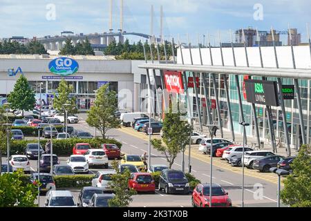 Luftaufnahme Einzelhandelsgeschäft Geschäft Einheit für GO TK Maxx & Asda im Thurrock Shopping Park Kundenparkplatz Dartford Crossing Road Bridge Essex England UK Stockfoto