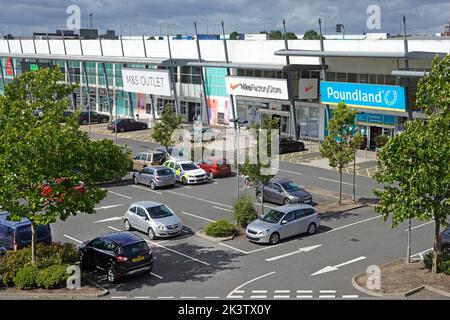 Luftaufnahme von Einzelhandelsgeschäften für M&S Outlet Nick Factory Store & Poundland im Thurrock Shopping Park kostenloser Kundenparkplatz Essex England UK Stockfoto