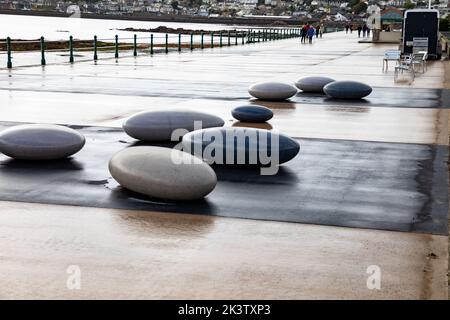 Penzance,Cornwall,28.. September 2022,Trotz des grauen, trüben, düsteren Wetters schlenderten die Menschen entlang der Promenade in Penzance, Cornwall. Die Temperatur war nur 12C mit leichten Regenschauern und einer leichten Brise, es wird prognostiziert, dass es für den Rest der Woche langweilig und nass sein wird.Quelle: Keith Larby/Alamy Live News Stockfoto