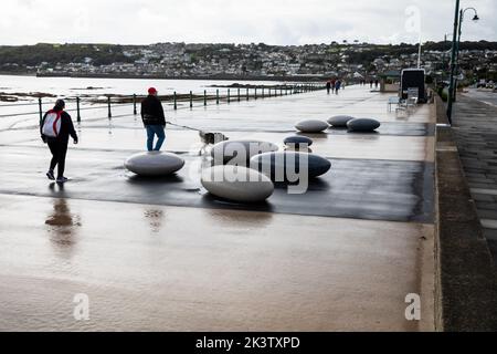 Penzance,Cornwall,28.. September 2022,Trotz des grauen, trüben, düsteren Wetters schlenderten die Menschen entlang der Promenade in Penzance, Cornwall. Die Temperatur war nur 12C mit leichten Regenschauern und einer leichten Brise, es wird prognostiziert, dass es für den Rest der Woche langweilig und nass sein wird.Quelle: Keith Larby/Alamy Live News Stockfoto