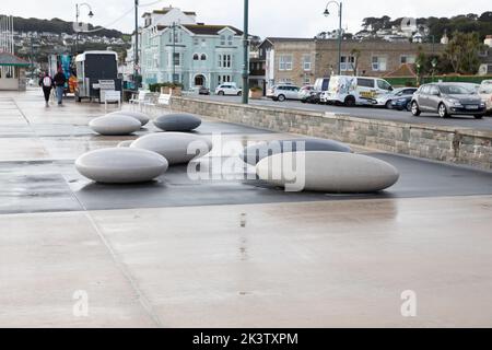 Penzance,Cornwall,28.. September 2022,Trotz des grauen, trüben, düsteren Wetters schlenderten die Menschen entlang der Promenade in Penzance, Cornwall. Die Temperatur war nur 12C mit leichten Regenschauern und einer leichten Brise, es wird prognostiziert, dass es für den Rest der Woche langweilig und nass sein wird.Quelle: Keith Larby/Alamy Live News Stockfoto