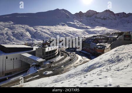 Pas de la Casa, Andorra - November 15 2019: Luftaufnahme von Pas de la Casa, einer andorranischen Stadt an der französischen Grenze, die für ihre Duty-Free-Geschäfte und IT bekannt ist Stockfoto