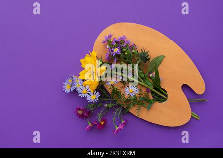 Herbst Blume Anordnung lila Hintergrund Holzpalette. Bouquet von bunten Herbstblumen. Kreative vertikale Grußkarte. Das Layout für die de Stockfoto