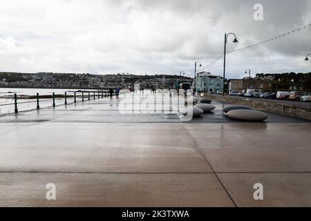 Penzance,Cornwall,28.. September 2022,Trotz des grauen, trüben, düsteren Wetters schlenderten die Menschen entlang der Promenade in Penzance, Cornwall. Die Temperatur war nur 12C mit leichten Regenschauern und einer leichten Brise, es wird prognostiziert, dass es für den Rest der Woche langweilig und nass sein wird.Quelle: Keith Larby/Alamy Live News Stockfoto