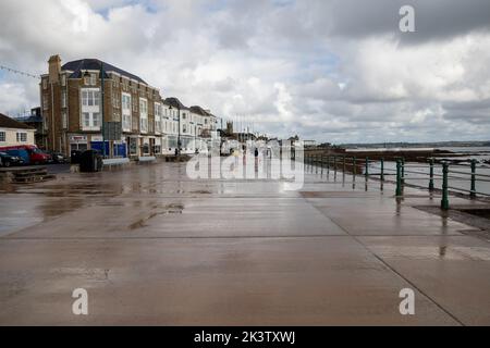 Penzance,Cornwall,28.. September 2022,Trotz des grauen, trüben, düsteren Wetters schlenderten die Menschen entlang der Promenade in Penzance, Cornwall. Die Temperatur war nur 12C mit leichten Regenschauern und einer leichten Brise, es wird prognostiziert, dass es für den Rest der Woche langweilig und nass sein wird.Quelle: Keith Larby/Alamy Live News Stockfoto