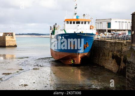 Penzance,Cornwall,28.. September 2022,GRY Maritha vertäut in Penzance, Cornwall. Die Temperatur war nur 12C mit leichten Regenschauern und einer leichten Brise, es wird prognostiziert, dass es für den Rest der Woche langweilig und nass sein wird.Quelle: Keith Larby/Alamy Live News Stockfoto