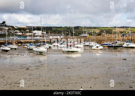 Penzance,Cornwall,28.. September 2022,Graues, trübes, düsteres Wetter über den Booten bei Ebbe in Penzance, Cornwall. Die Temperatur war nur 12C mit leichten Regenschauern und einer leichten Brise, es wird prognostiziert, dass es für den Rest der Woche langweilig und nass sein wird.Quelle: Keith Larby/Alamy Live News Stockfoto