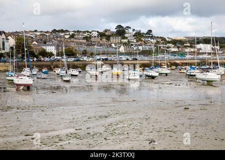 Penzance,Cornwall,28.. September 2022,Graues, trübes, düsteres Wetter über den Booten bei Ebbe in Penzance, Cornwall. Die Temperatur war nur 12C mit leichten Regenschauern und einer leichten Brise, es wird prognostiziert, dass es für den Rest der Woche langweilig und nass sein wird.Quelle: Keith Larby/Alamy Live News Stockfoto