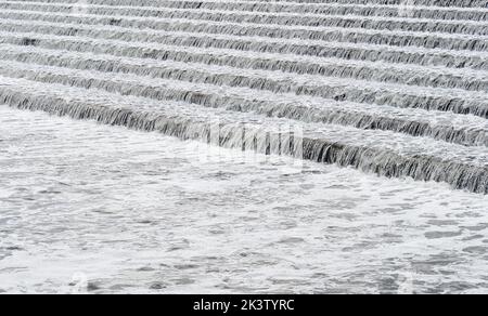 River Trent Wasser fließt über Stufen in Beeston Rylands Weir und erzeugt Blasen und Schaum flussabwärts Stockfoto