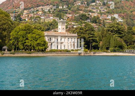 Blick auf die Villa Erba, heute Villa Gastel-Visconti, vom Comer See, Cernobbio, Lombardei, Italien Stockfoto