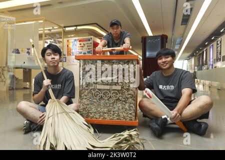 Polytechnic University (Poly U) Design-Studenten und Zigarettenkippen Komitee für kreatives Staatsbürgerschaftsprojekt, von links: Lau Ho-yin, Ho Ka-chung, Tang Chung-yin. 30AUG22 SCMP/Xiaomei Chen. Stockfoto