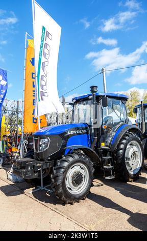 Samara, Russland - 24. September 2022: Landwirtschaftliche Radtraktor Lovol 904 auf der jährlichen Wolga Agro-Industrie-Ausstellung. LOVol ist eine chinesische Marke Stockfoto