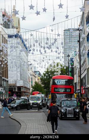 London, Großbritannien. 28. September 2022. In der Oxford Street wurden Weihnachtsdekorationen eingerichtet. Einzelhändler hoffen auf eine geschäftige Weihnachtszeit vor dem Hintergrund einer Lebenshaltungskrise. Kredit: Stephen Chung / Alamy Live Nachrichten Stockfoto