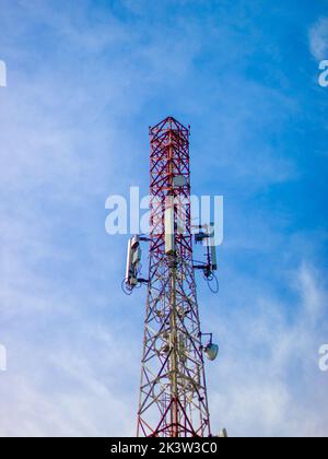 Mobilfunknetz Signal Tower, Radio und WiFi Stockfoto