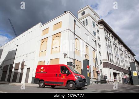 London, Großbritannien, 28. September 2022: Royal Mail Vans im Sortierbüro Mount Pleasant in London. Die Kommunikationsarbeitergewerkschaft (CWU) hat nach einer Abstimmung von Mitarbeitern, die mit den von der Geschäftsführung angebotenen Entgelten und Bedingungen unzufrieden sind, eine Reihe von Poststreiks angekündigt. Anna Watson/Alamy Live News Stockfoto