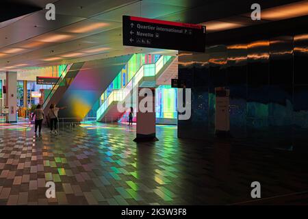 MONTREAL, KANADA -14 SEP 2022- Blick auf bunte Glasscheiben auf das Kongress- und Ausstellungszentrum Palais des Congres in Montreal, Kanada. Stockfoto