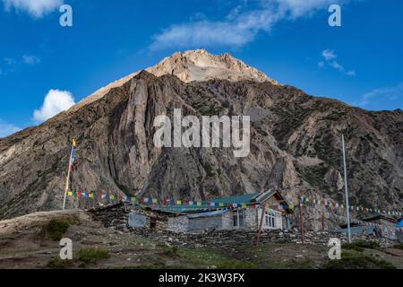 Trekking in Nepal: Dorf in der Nähe von Yak Kharka auf dem Annapurna Circuit Stockfoto