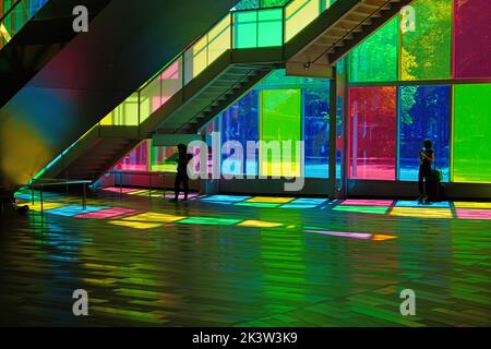 MONTREAL, KANADA -14 SEP 2022- Blick auf bunte Glasscheiben auf das Kongress- und Ausstellungszentrum Palais des Congres in Montreal, Kanada. Stockfoto