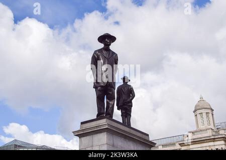 London, Großbritannien. 28. September 2022. Die Skulptur 'Antelope' des Künstlers Samson Kambalu, die als neuestes Kunstwerk für den vierten Sockel auf dem Trafalgar Square enthüllt wurde. Das Kunstwerk zeigt Statuen des panafrikanischen Predigers und Baptistenpredigers John Chilembwe und des europäischen Missionars John Chorley. Kredit: Vuk Valcic/Alamy Live Nachrichten Stockfoto