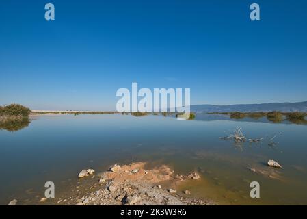 See Karla, Griechenland, schöner ruhiger See mit Fata Morgana. Stockfoto