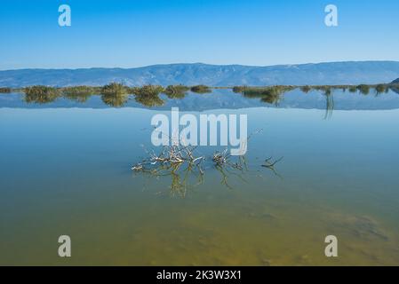 See Karla, Griechenland, schöner ruhiger See mit Fata Morgana. Stockfoto