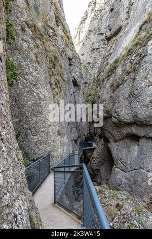 La Yecla Schlucht, Provinz Burgos, Spanien. Es ist eine Tiefe und schmale Schlucht in Kalkstein Materialien modelliert Stockfoto