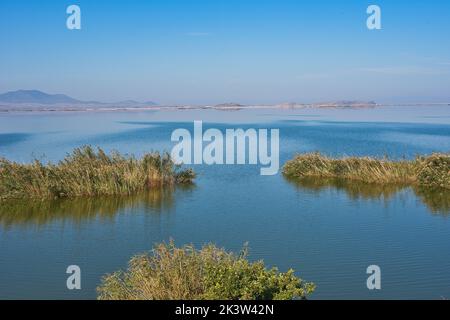 See Karla, Griechenland, schöner ruhiger See mit Fata Morgana. Stockfoto