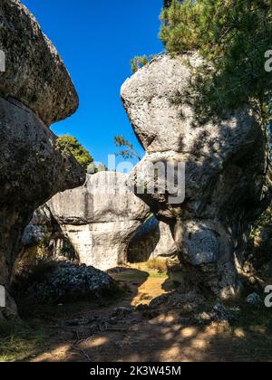 Einzigartige Felsformationen in La Ciudad Encantada oder im Naturpark Enchanted City in der Nähe von Cuenca, Castilla la Mancha, Spanien die Ciudad Encantada ist ein Geologisches Stockfoto