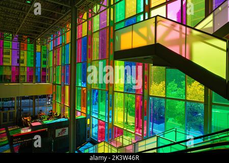 MONTREAL, KANADA -14 SEP 2022- Blick auf bunte Glasscheiben auf das Kongress- und Ausstellungszentrum Palais des Congres in Montreal, Kanada. Stockfoto