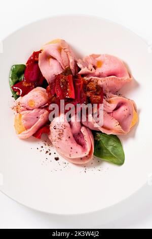 Roastbeef Ravioli mit karamellisierten Paprika und Zwiebeln und Sauce. Moderne Küche Stockfoto