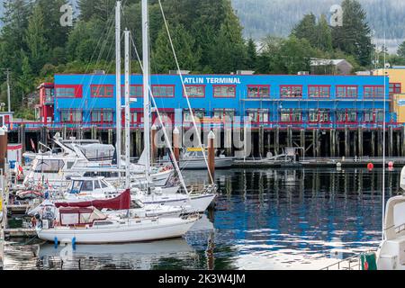 Boote am Dock vor dem Atlin Terminal im Hafen von Prince Rupert, British Columbia, Kanada. Stockfoto