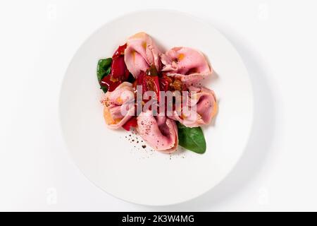 Roastbeef Ravioli mit karamellisierten Paprika und Zwiebeln und Sauce. Moderne Küche Stockfoto