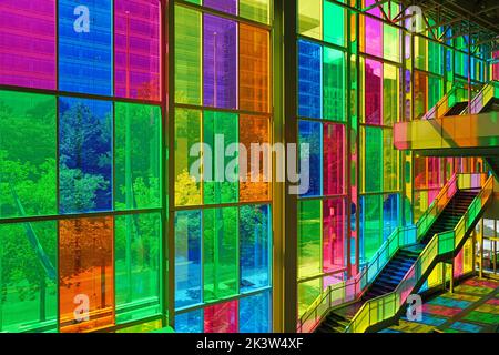 MONTREAL, KANADA -14 SEP 2022- Blick auf bunte Glasscheiben auf das Kongress- und Ausstellungszentrum Palais des Congres in Montreal, Kanada. Stockfoto