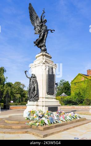 Colchester war Memorial vor den Toren des Colchester Castle Park mit Blumen nach dem Tod von Königin Elizabeth ii. Colchester Essex England GB Stockfoto