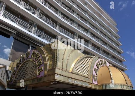 Abstrakter Seitenblick auf das berühmte Casino Ruhl und die umliegenden Apartments an der Promenade des Anglais in Nizza an der französischen Riviera. Stockfoto