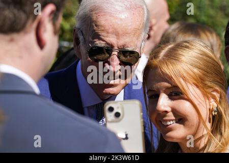 Präsident Joe Biden macht ein Selfie mit einem Gast während einer Veranstaltung, um den Americans with Disabilities Act zu feiern und den „Disability Pride Month“ am 28. September 2022 im Rosengarten im Weißen Haus in Washington, DC zu feiern. (Foto von Yuri Gripas/Pool/ABACAPRESS.COM) Stockfoto